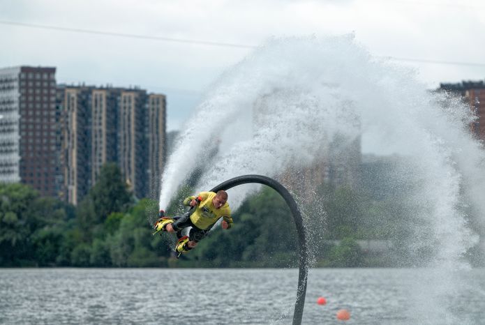 Водное флайборд-шоу провели на пляже «Рублево» на подмосковном солнечном сап-фесте в Красногорске