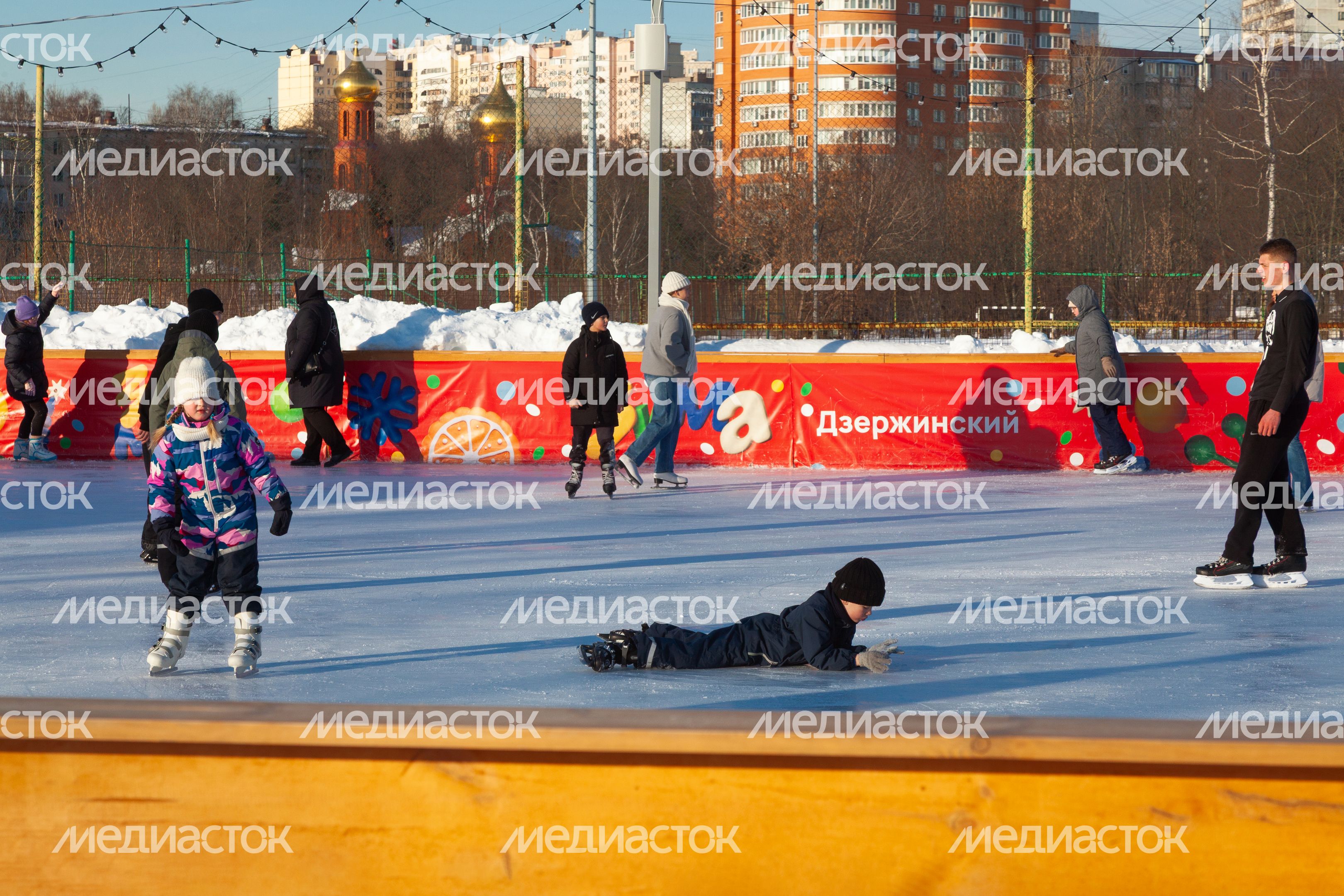 Каток у стадиона «Орбита» в Дзержинском Каток у стадиона «Орбита» в Дзержинском