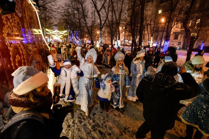 Парад Снегурочек в Москве