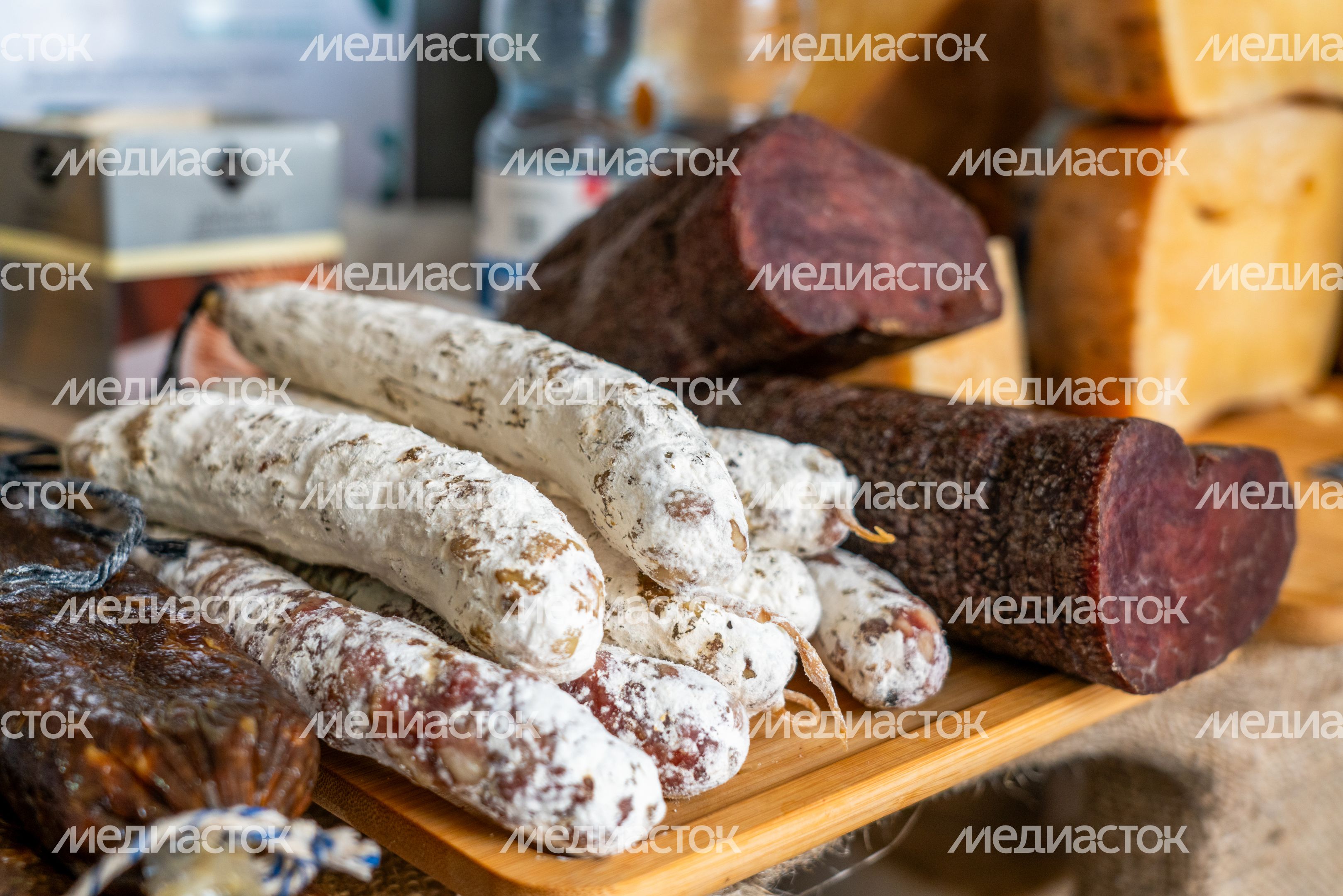Торговля колбасными изделиями на Сырном фестивале в Истре Торговля колбасными изделиями на Сырном фестивале в Истре