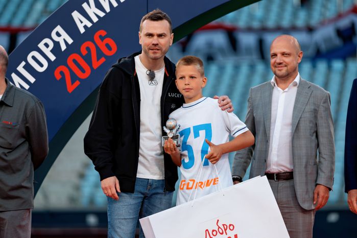 Игорь Акинфеев и Дмитрий Абаренов наградили лучшего бомбардира Кубка Акинфеева из команды «Зенит» Николая Никатина
