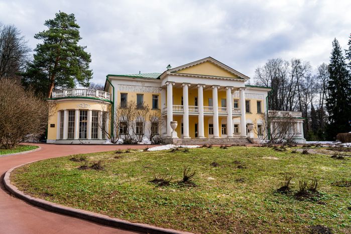 Главный дом усадьбы Горки Ленинские весной
