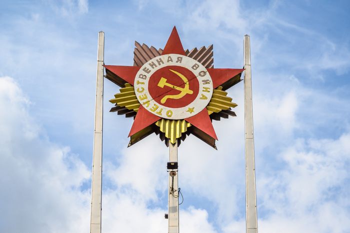 Трехконечная стела «Подвиг советского народа бессмертен» в городском округе Чехов