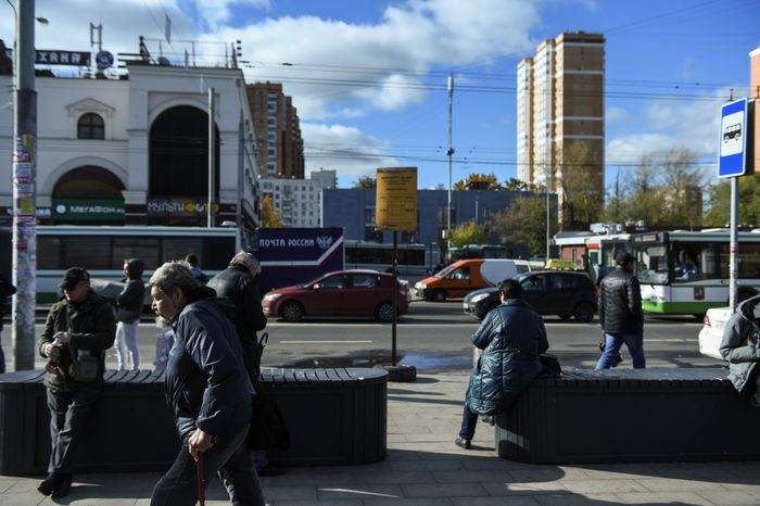 Пенсионеры на улицах Москвы