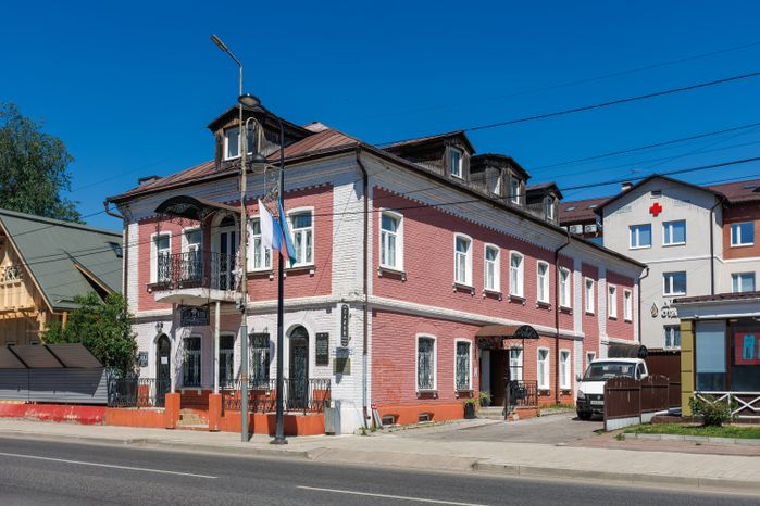 Летние виды улицы Московской со старинными домами в Звенигороде