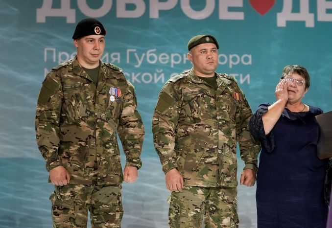 Матери бойцов СВО встретились с сыновьями на церемонии вручения премии "Мы рядом. Доброе дело"
