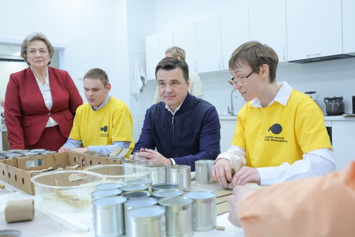 Андрей Воробьев навестил раненых бойцов в центре им. Мещерякова