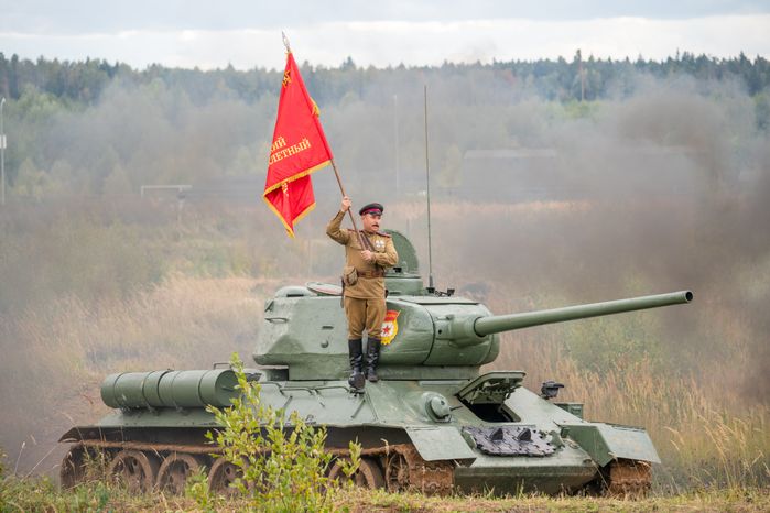 Военно-историческая реконструкция боя в День танкиста в парке «Патриот» Одинцовского округа