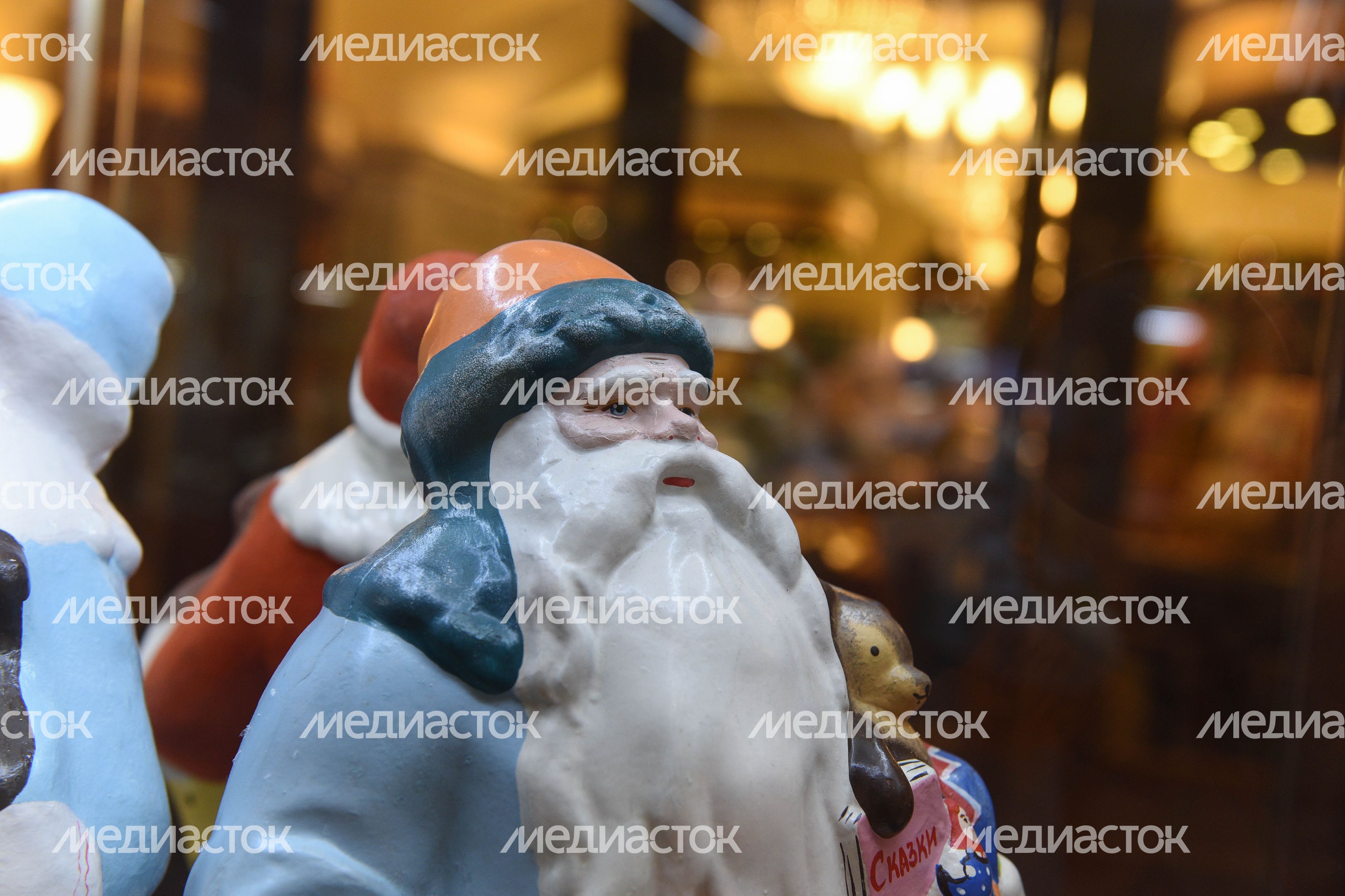 Выставка новогодних игрушек в ГУМе из личной коллекции Александра Олешко