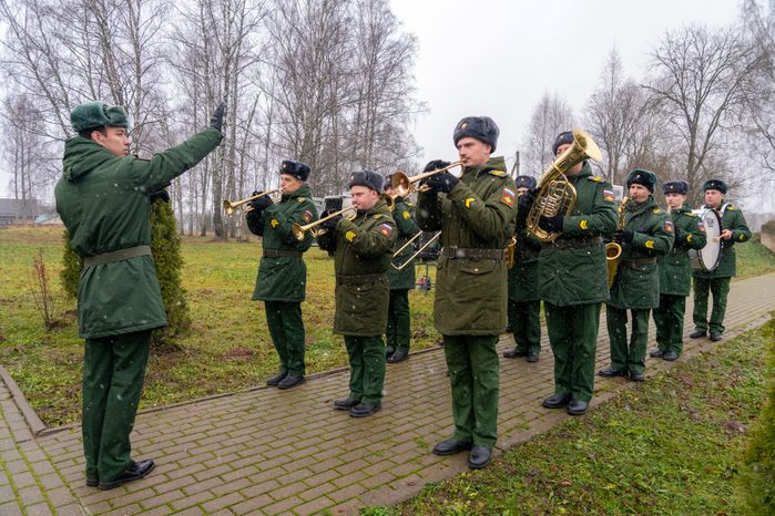 Военный оркестр на возложении цветов к могиле Неизвестного солдата на Бородинском поле