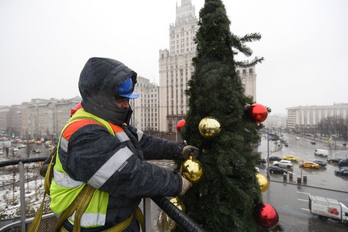 Демонтаж и складирование новогодних елок в Москве