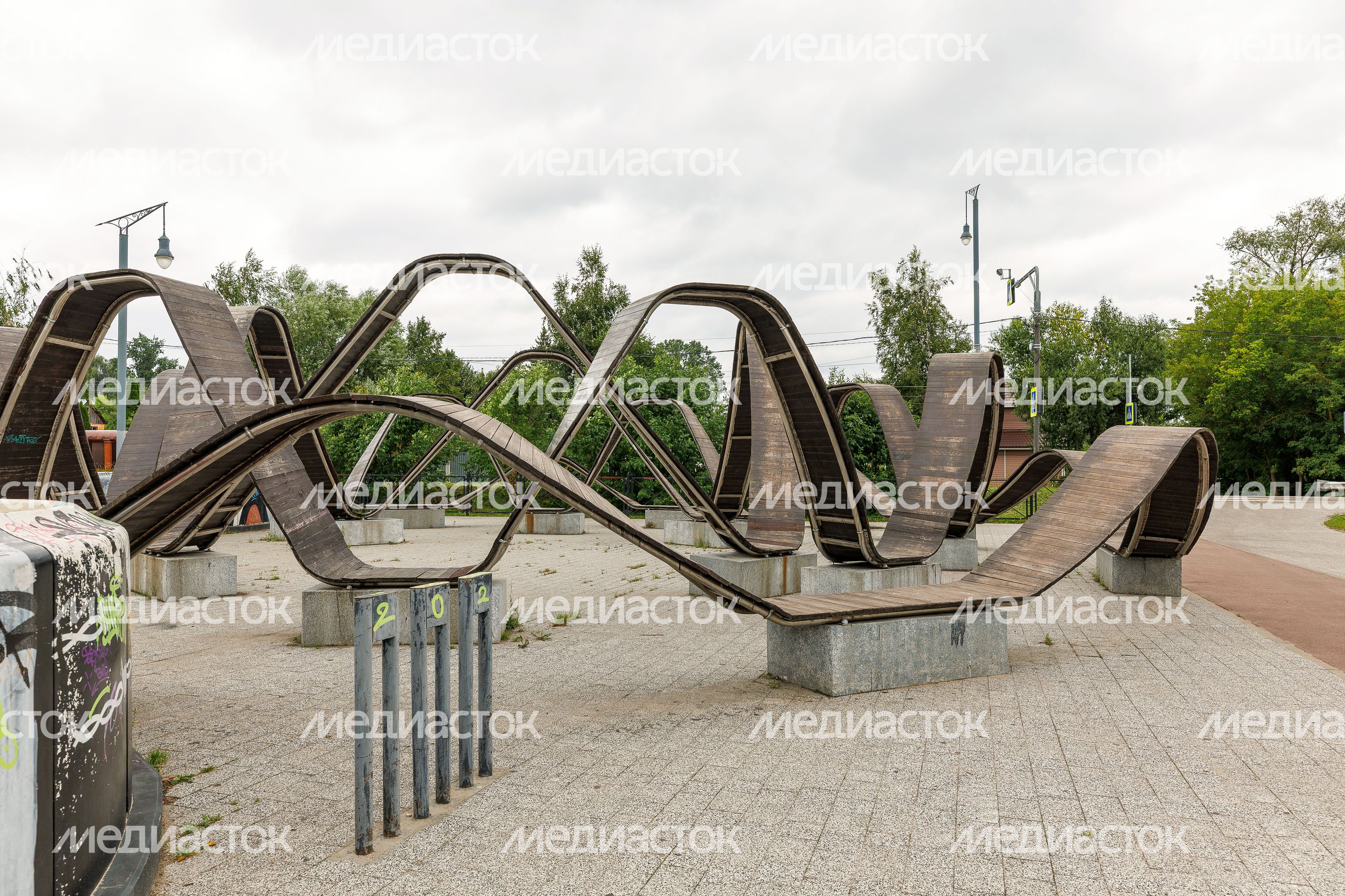 Лавочка-осьминог на набережной реки Гуслицы в Егорьевске Лавочка-осьминог на набережной реки Гуслицы в Егорьевске