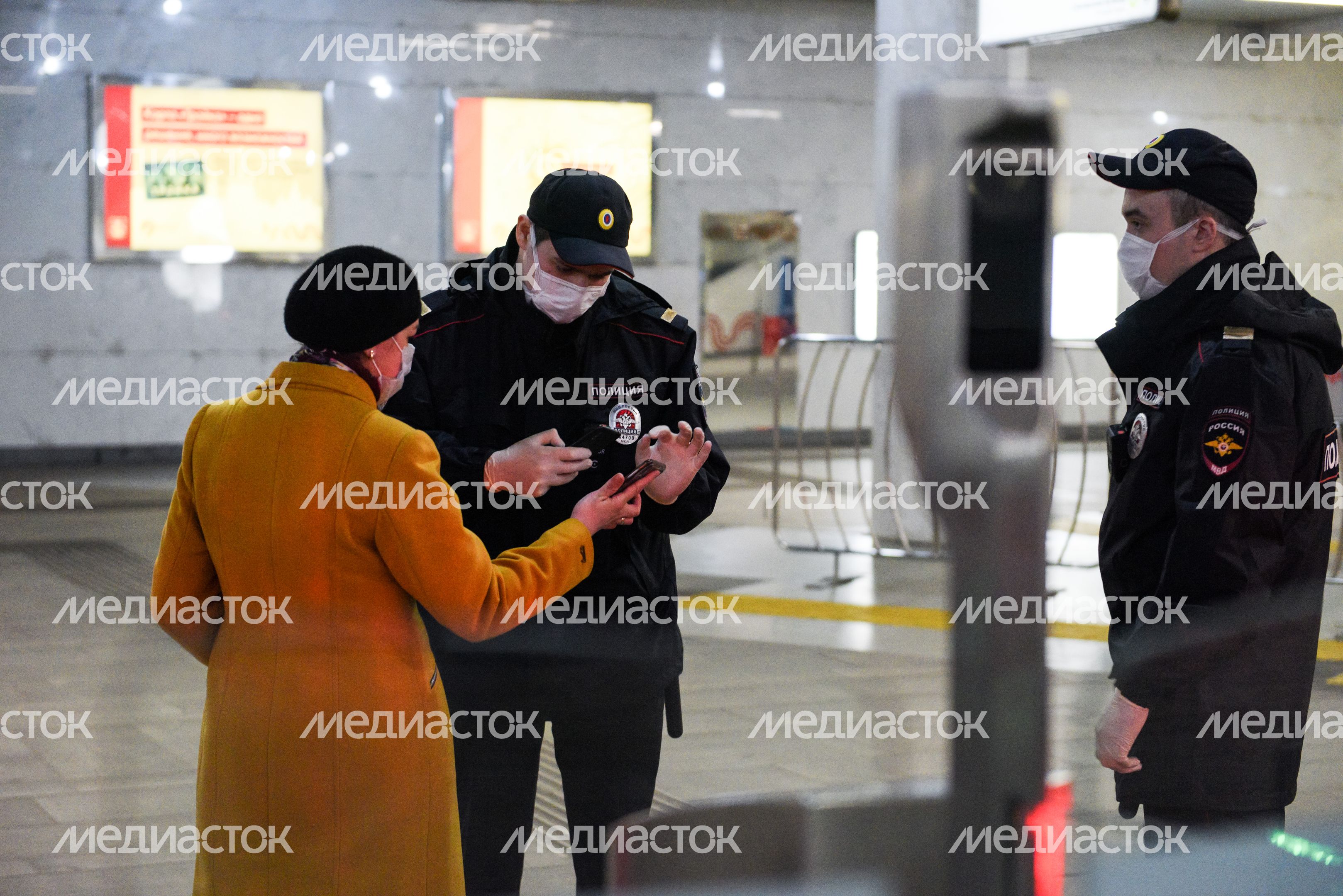 Проверка электронных пропусков в московском метро Проверка электронных пропусков в московском метро