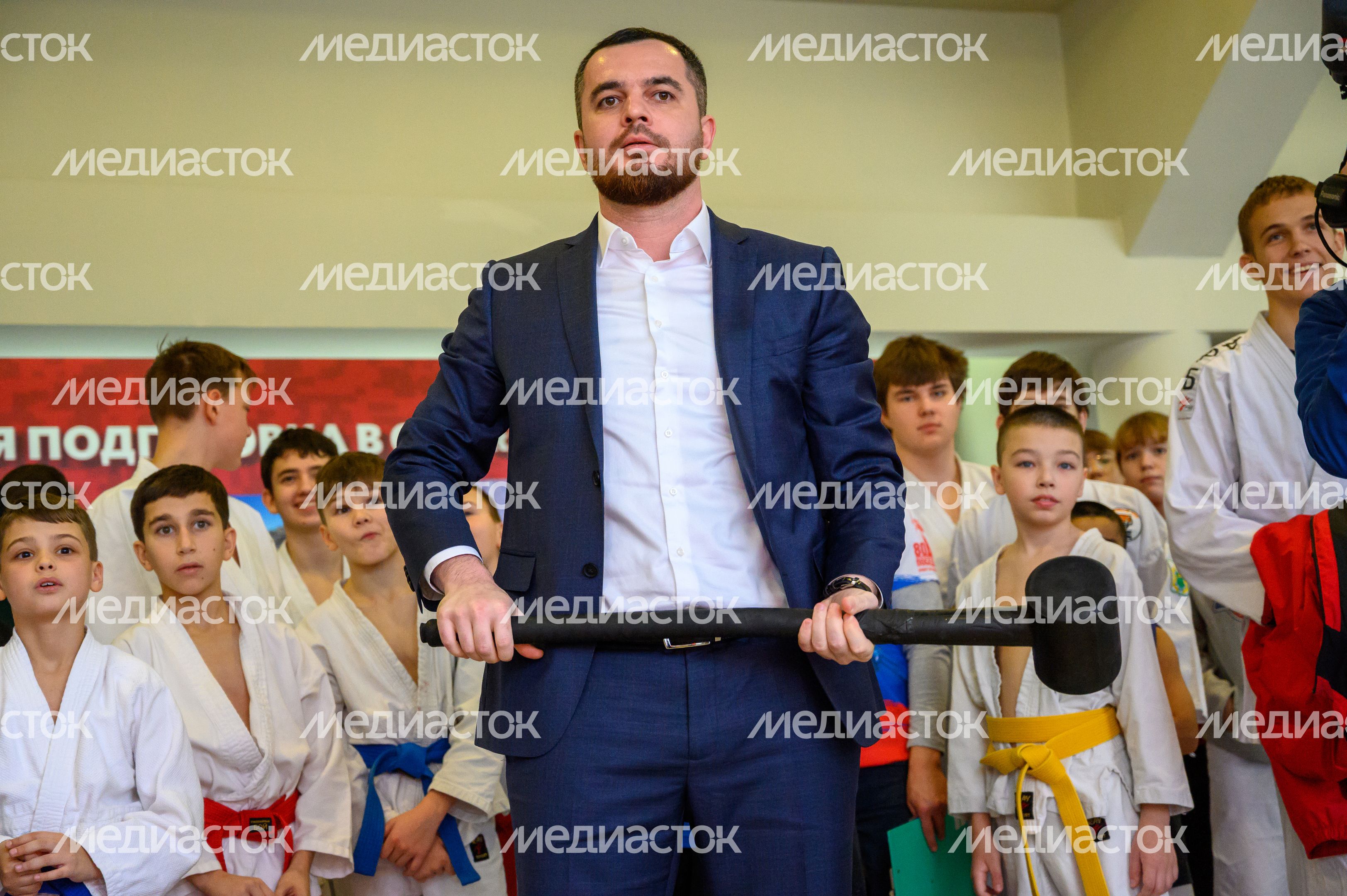 Любой желающий мог испытать силовой тренажер, ударив кувалдой