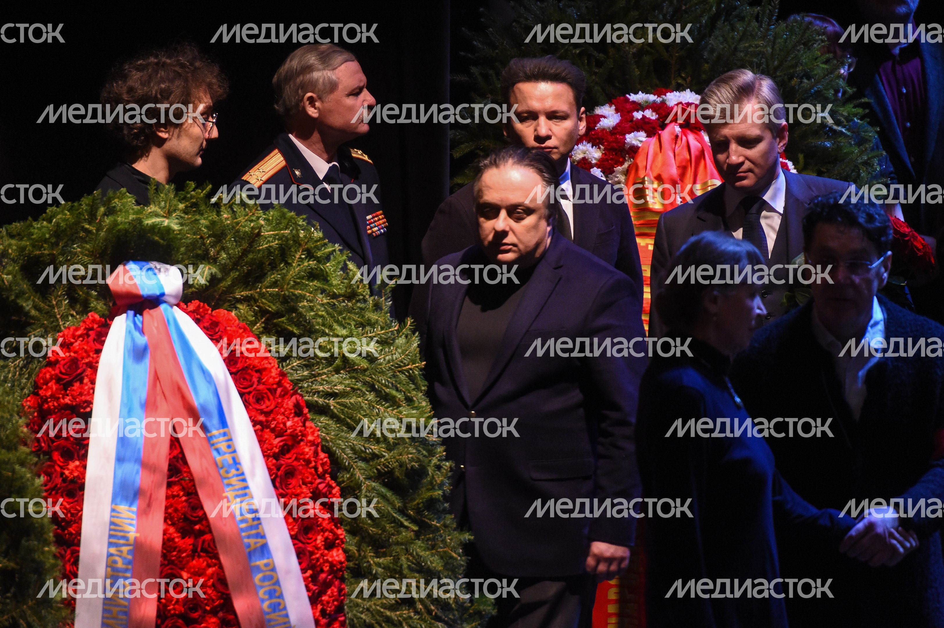Церемония прощания с Владимиром Этушем в Москве