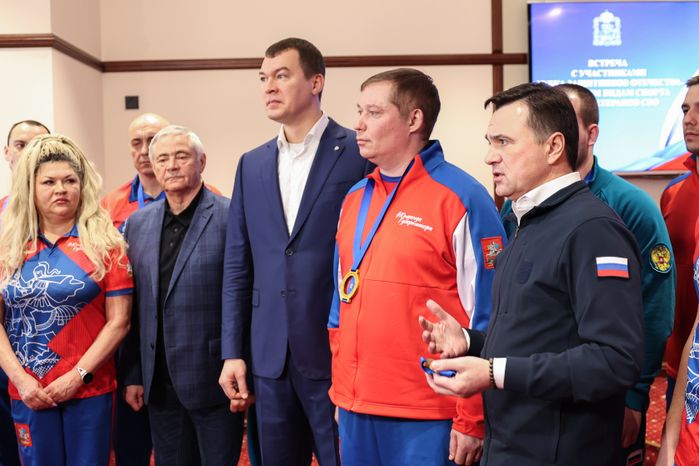 Андрей Воробьёв поздравил команду по следж-хоккею «Гвардия» с победой