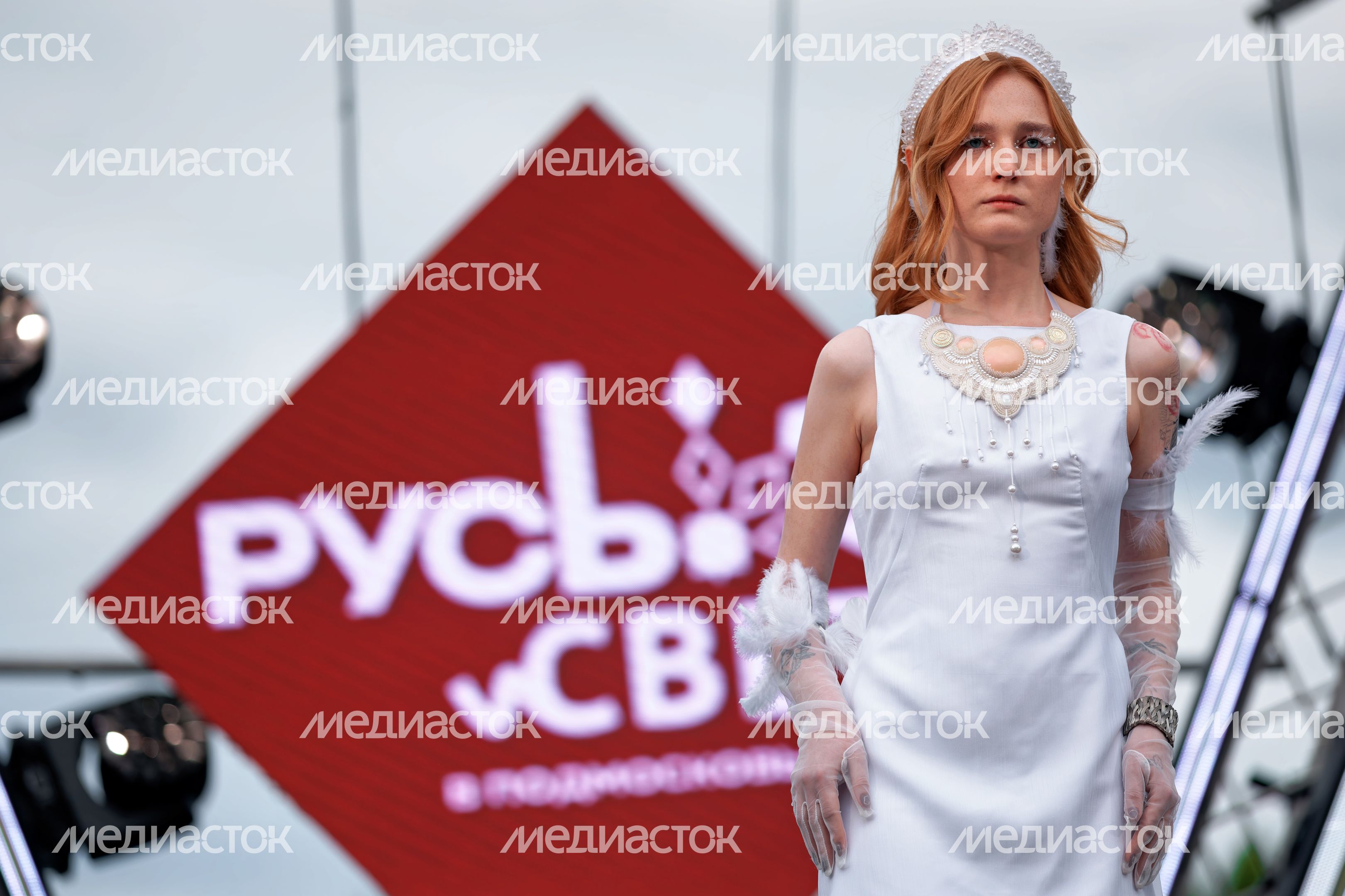 Показ моделей одежды от подмосковных дизайнеров на фестивале современной этнической культуры «РУСь_СВЕТ» в Красногорске Показ моделей одежды от подмосковных дизайнеров на фестивале современной этнической культуры «РУСь_СВЕТ» в Красногорске