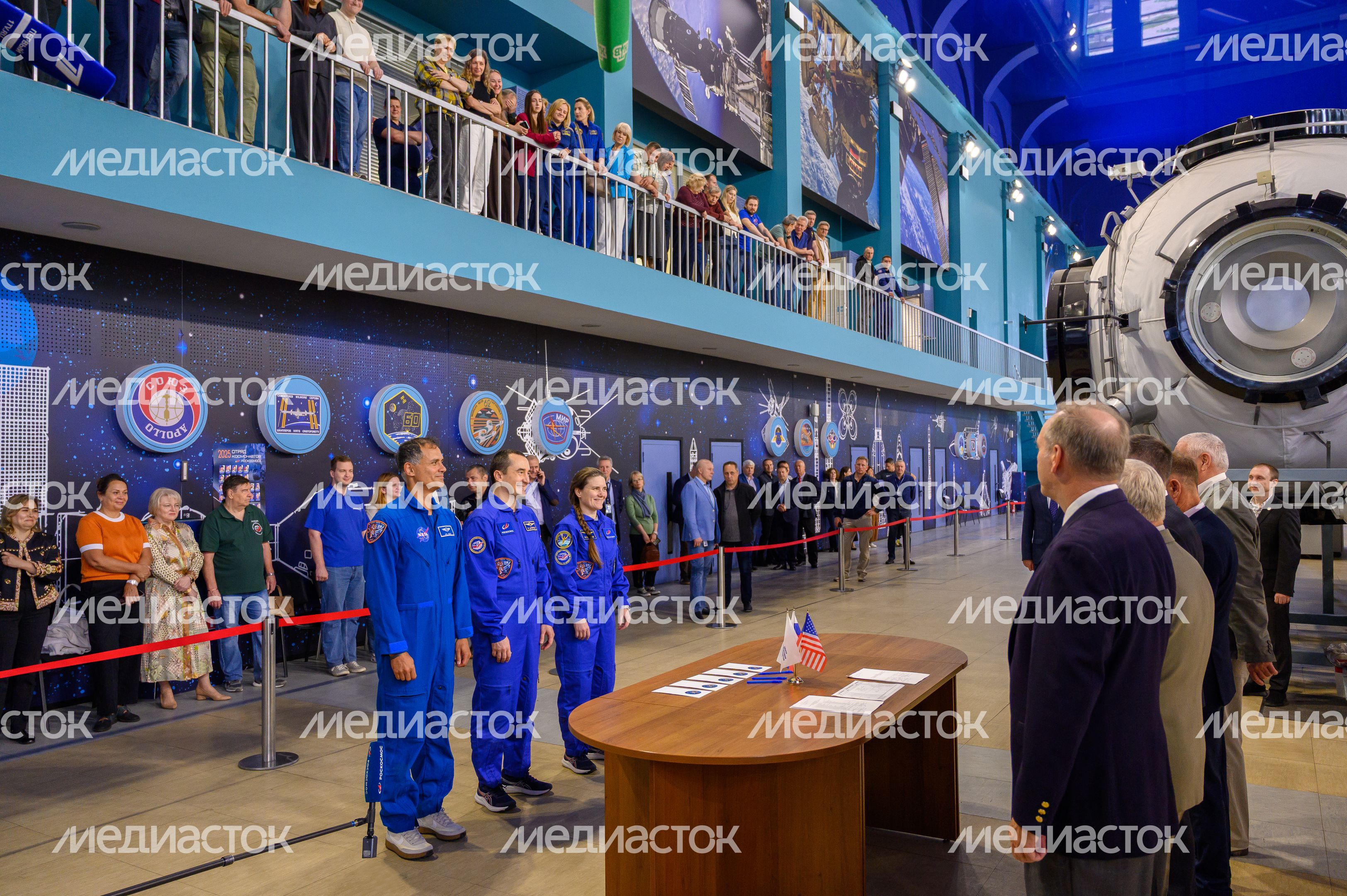 Экипаж космонавтов МКС-75 А. Менон, П. Дубров и А. Кикина на комплексной тренировке в Звездном городке