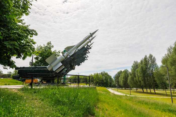 Зенитно-ракетный комплекс С-125 в составе памятника «Создателям ракетного щита России» в городе Дзержинский