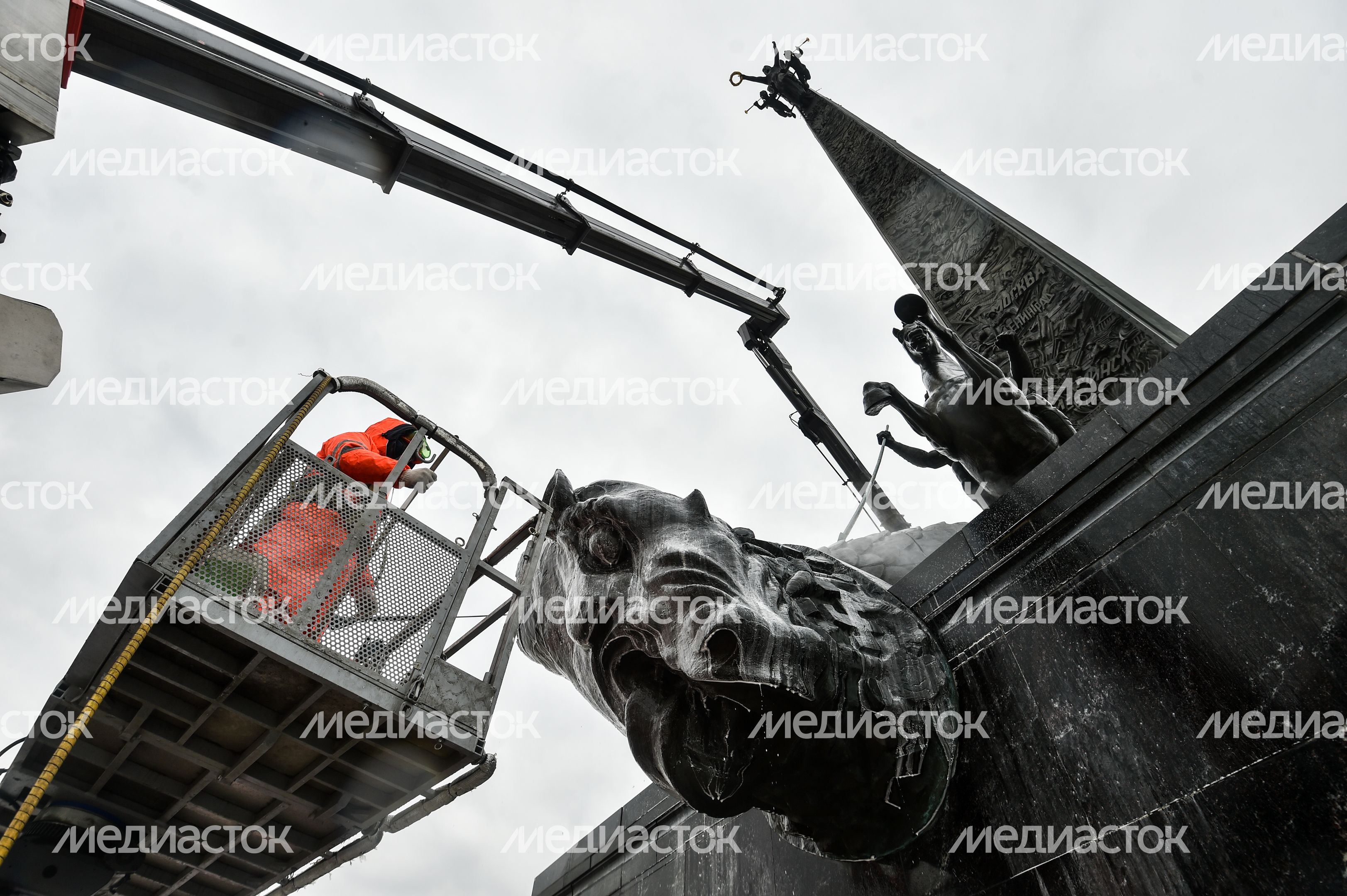 Промывка после зимы Монумента Победы на Поклонной горе в Москве Промывка после зимы Монумента Победы на Поклонной горе в Москве