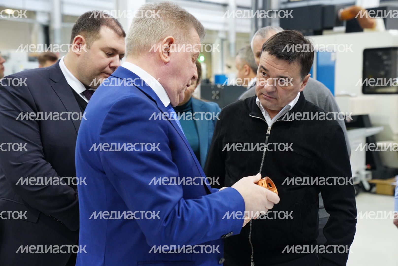 Вручение губернатором цветов сотрудникам НПП «Исток»​​