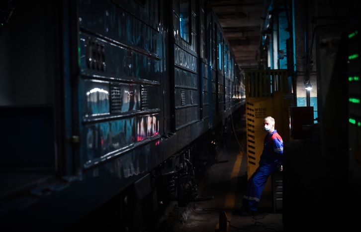 Дезинфекция поезда в московском метро для защиты от коронавируса