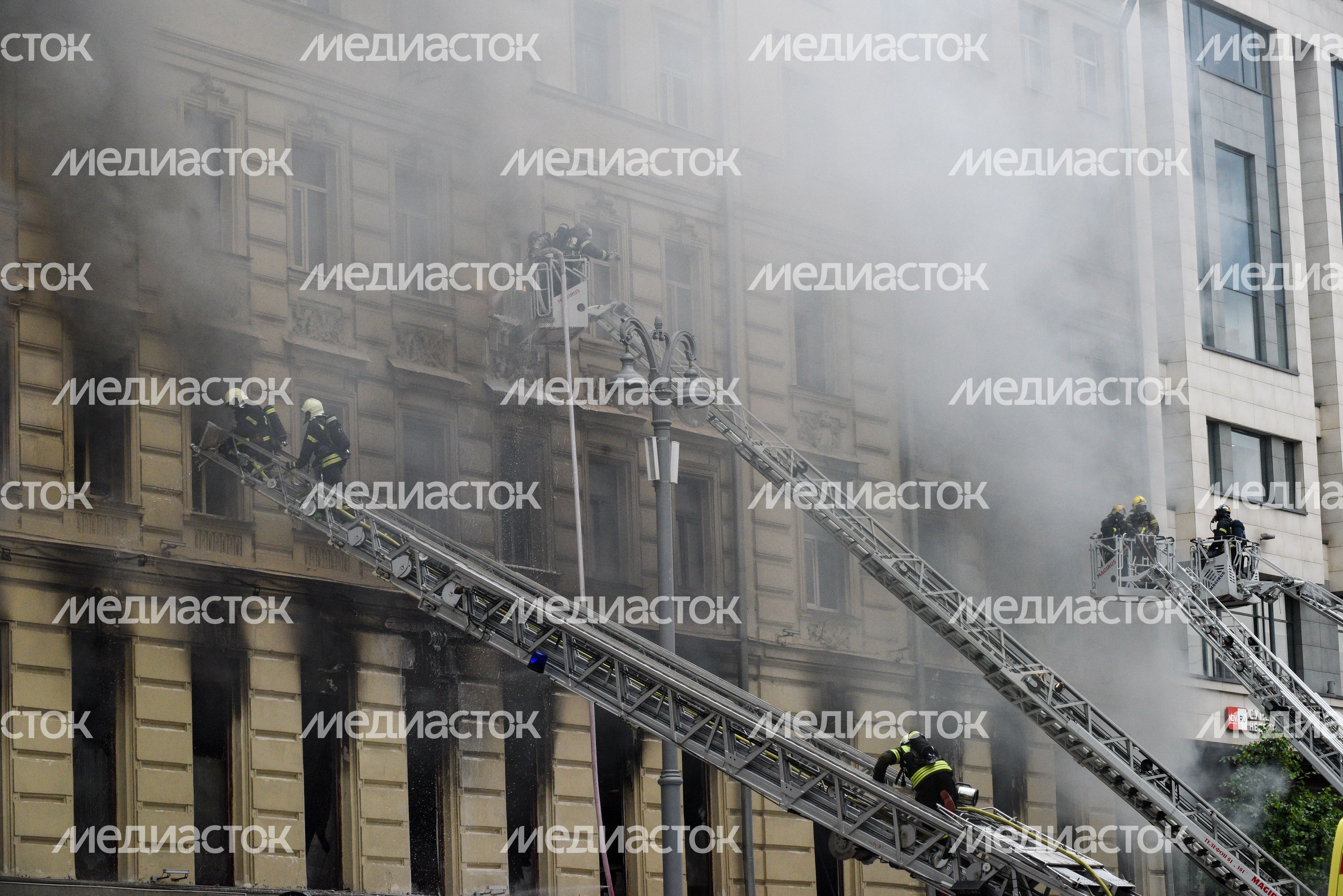 Пожар в реставрируемом здании на Тверской улице в Москве