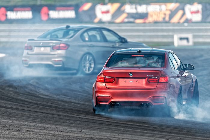 Дрифт-гонка автомобилей по автодрому Moscow Raceway на фестивале «Дрифт Экспо» в Волоколамске