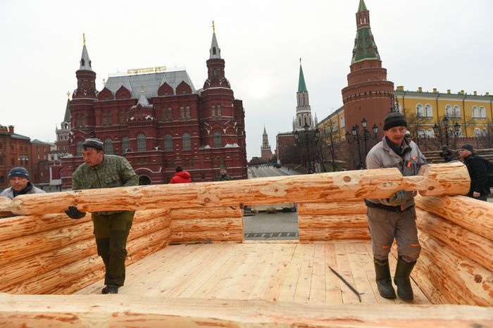 Монтаж инсталляций для фестиваля «Московская Масленица» на Манежной площади