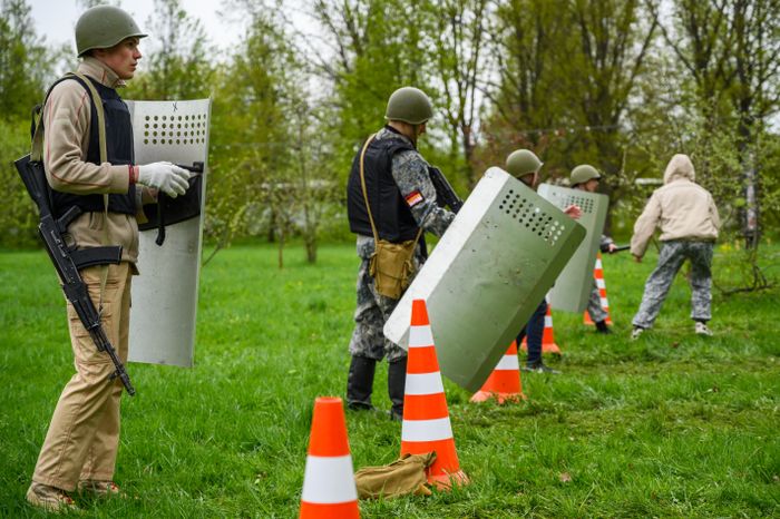 Военно-патриотическая игра «Юнармия, вперед!», посвященная Дню Победы, в Горках Ленинских