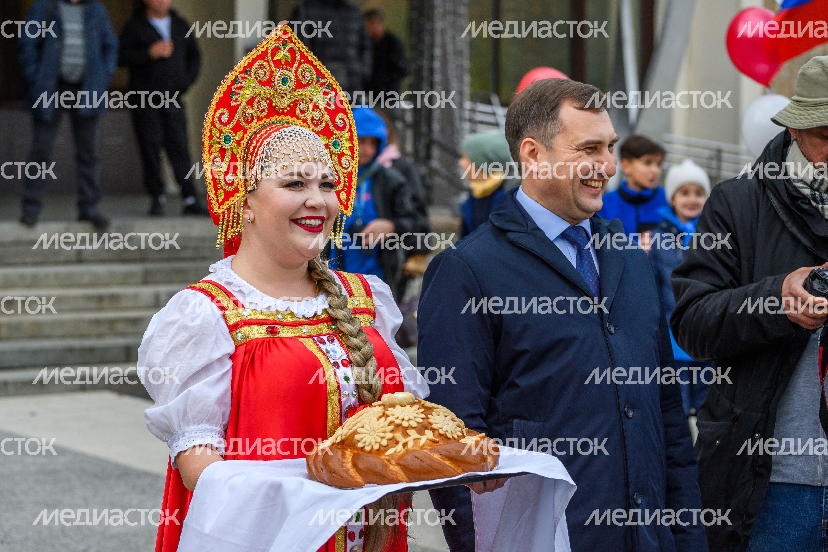 Хлебом-солью встречали космонавтов-рекордсменов по пребыванию на МКС в Звездном городке Хлебом-солью встречали космонавтов-рекордсменов по пребыванию на МКС в Звездном городке