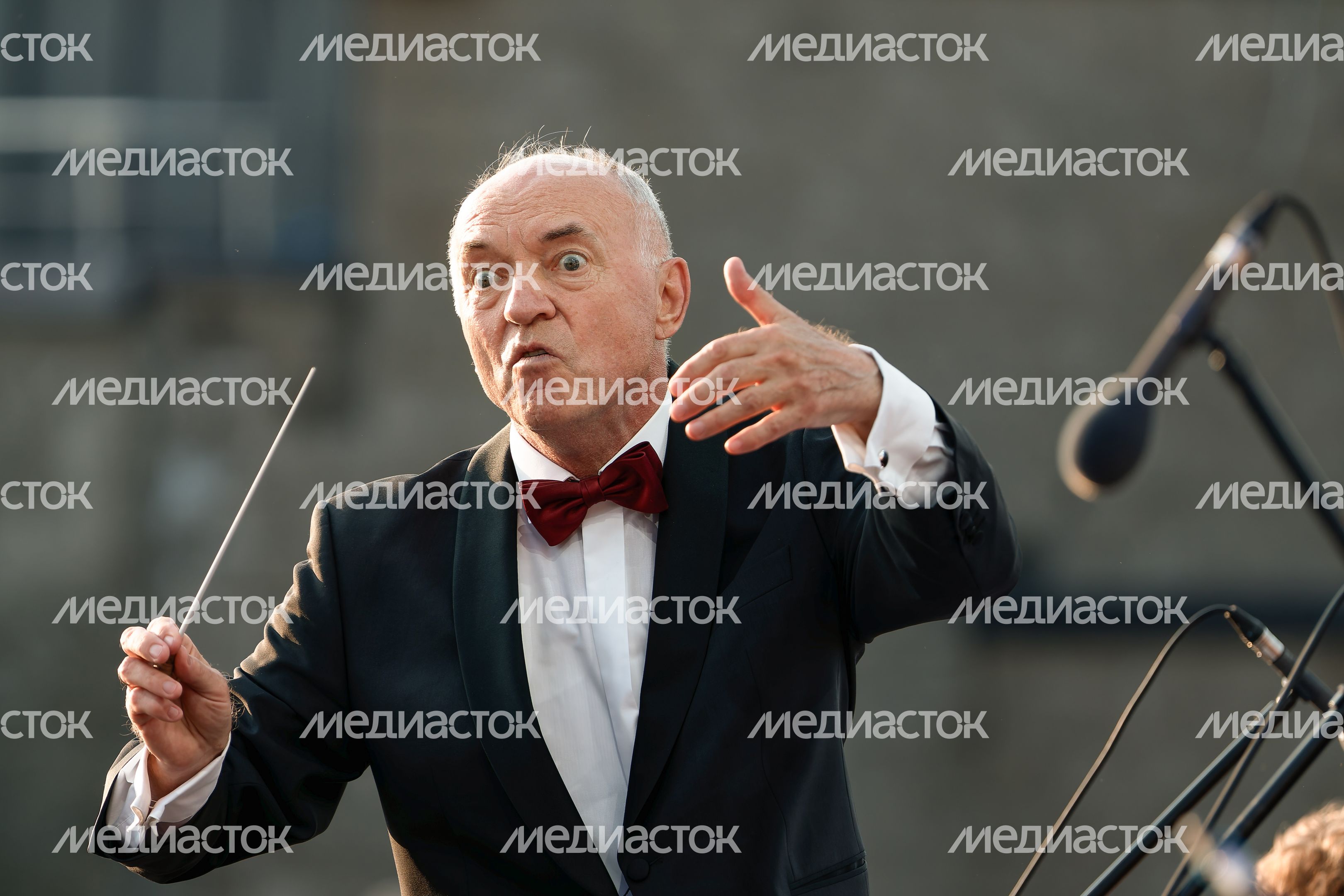 Дирижер Российского государственного симфонического оркестра кинематографии Сергей Скрипка Дирижер Российского государственного симфонического оркестра кинематографии Сергей Скрипка