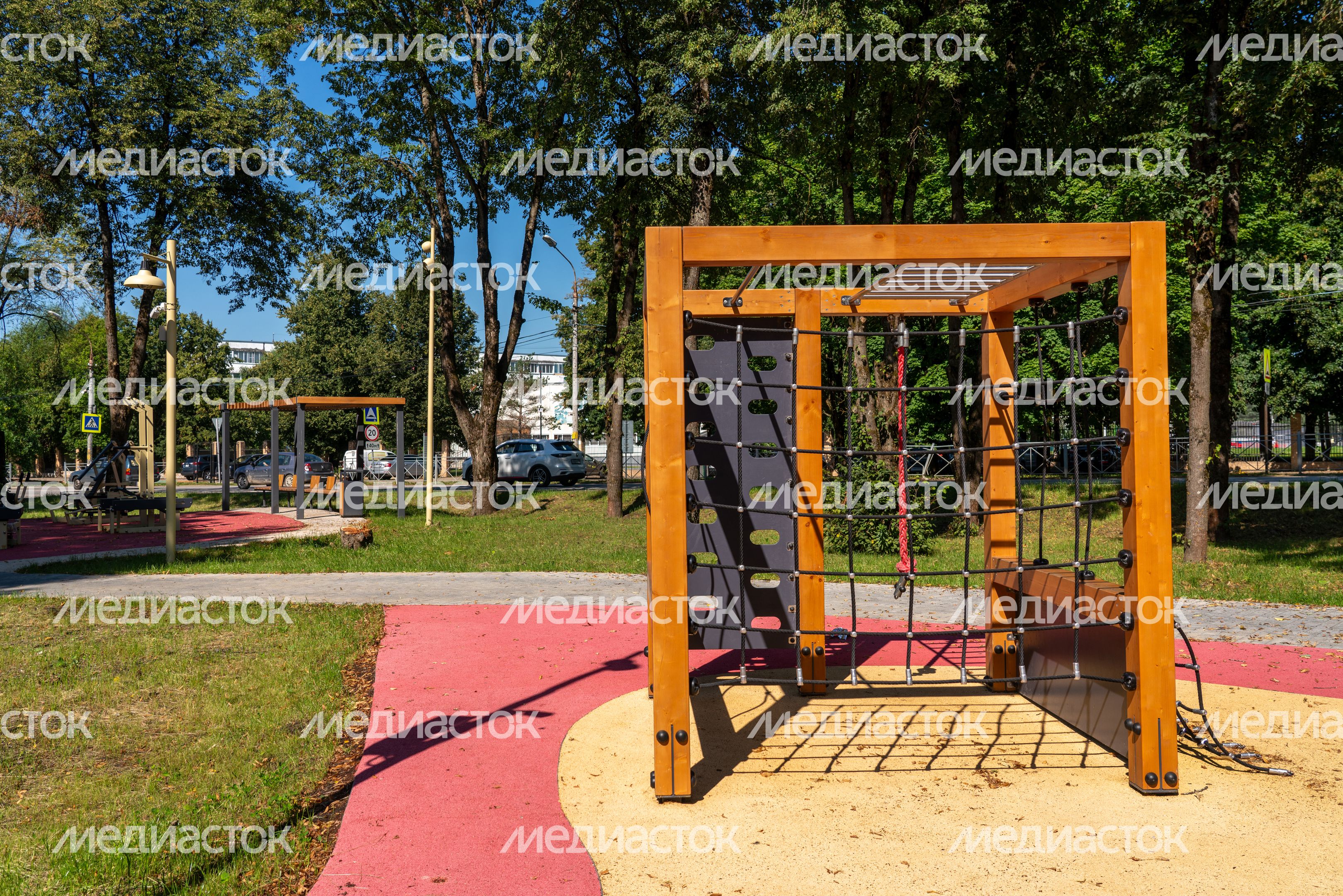 Детская площадка в сквере на улице Социалистической в Рузе после благоустройства Детская площадка в сквере на улице Социалистической в Рузе после благоустройства
