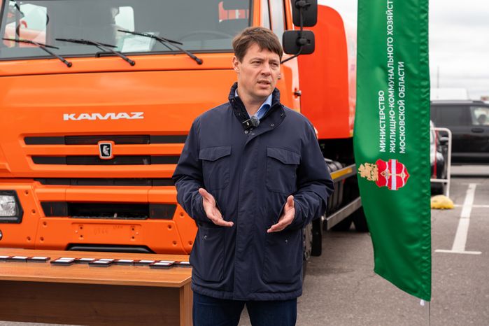 Вице-губернатор Владислав Мурашов вручил ключи от новой коммунальной техники работникам предприятий ЖКХ Подмосковья