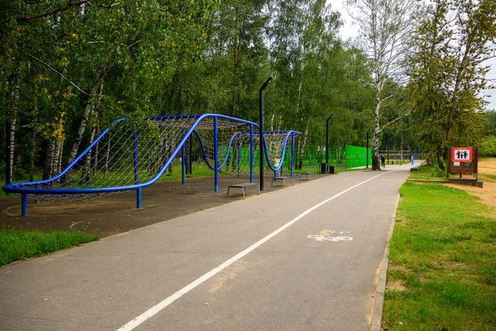 Спортивная площадка на набережной озера Дивное в парке «Заря» в Балашихе