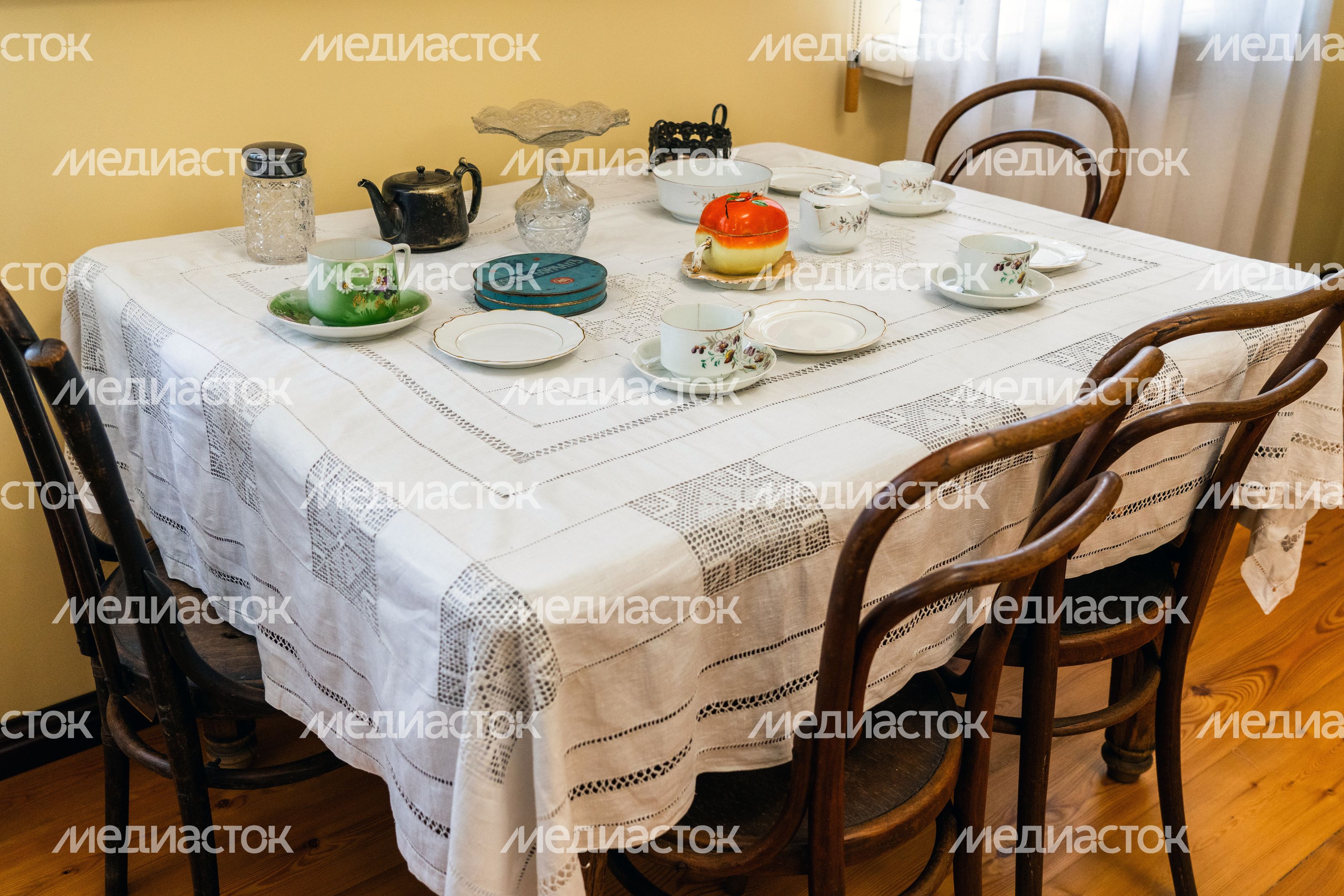 Стол накрыт для чаепития в столовой усадьбы Боблово в Клину Стол накрыт для чаепития в столовой усадьбы Боблово в Клину