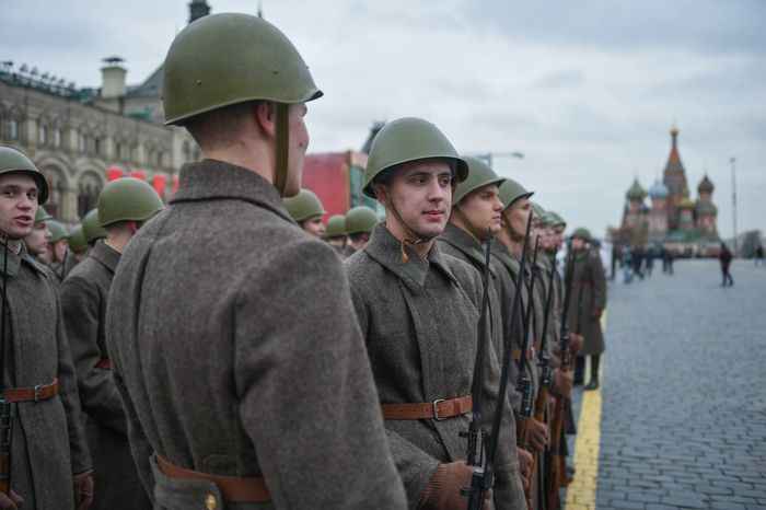 Торжественный марш в честь парада 1941 года на Красной площади в Москве