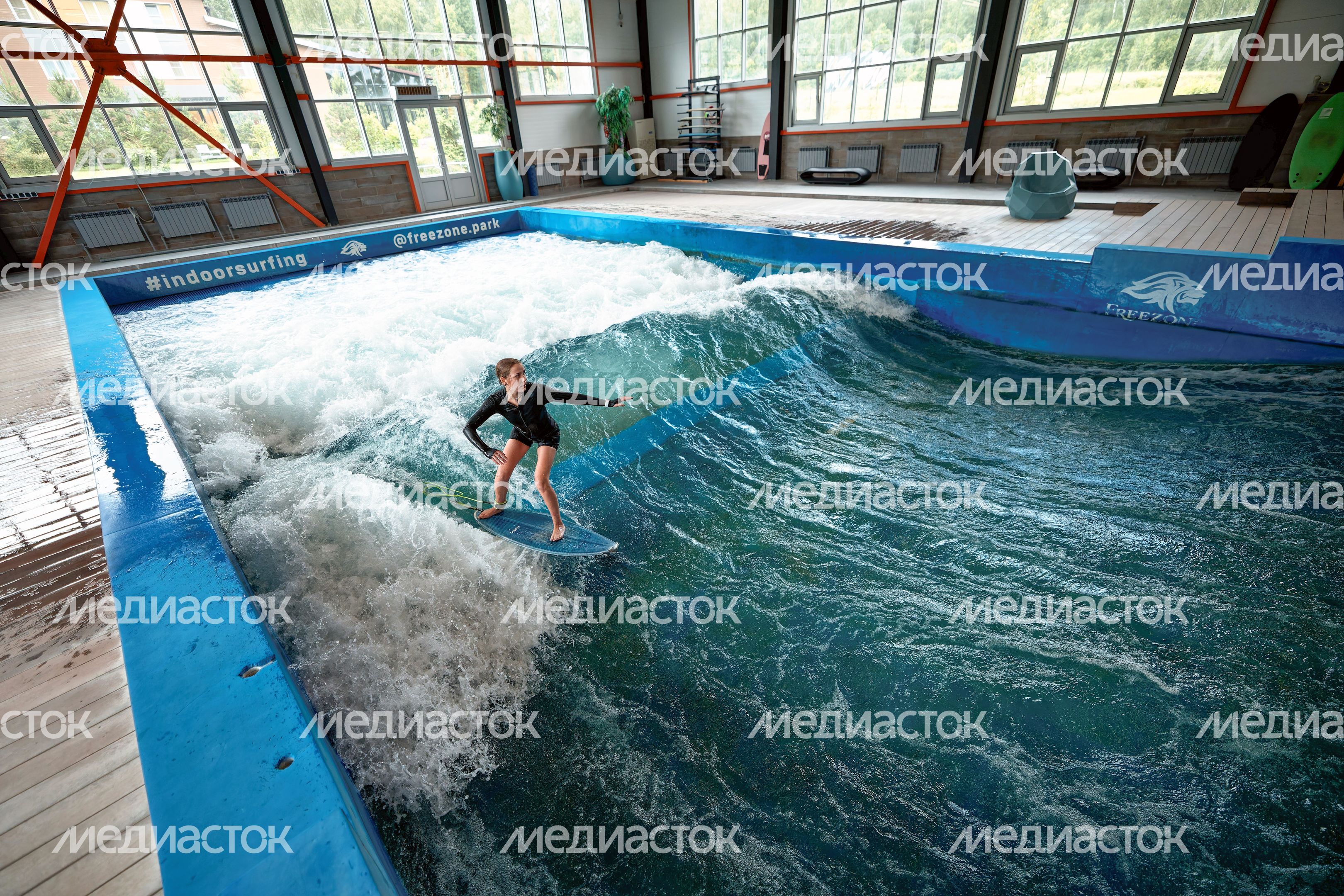 Серфинг на искусственной волне в спортивно-развлекательном парке Freezone в Чехове Серфинг на искусственной волне в спортивно-развлекательном парке Freezone в Чехове