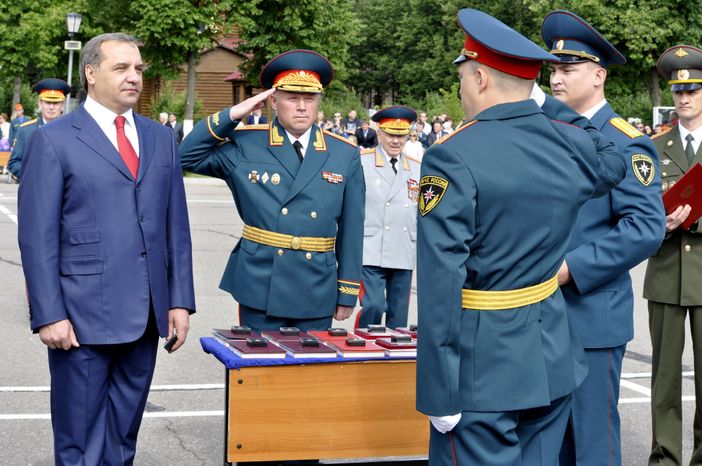 Владимир Пучков на выпускном в Академии гражданской защиты МЧС