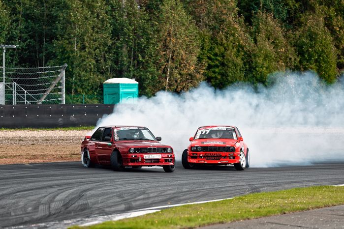 Дрифт-гонка автомобилей по автодрому Moscow Raceway на фестивале «Дрифт Экспо» в Волоколамске