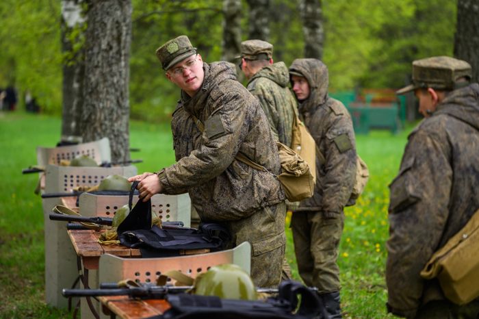 Военно-патриотическая игра «Юнармия, вперед!», посвященная Дню Победы, в Горках Ленинских