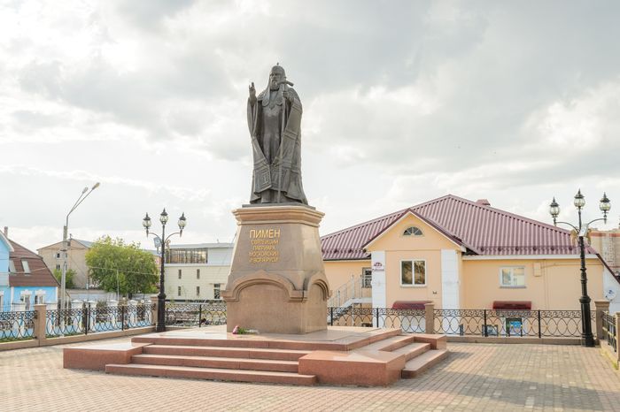 Памятник Патриарху Пимену