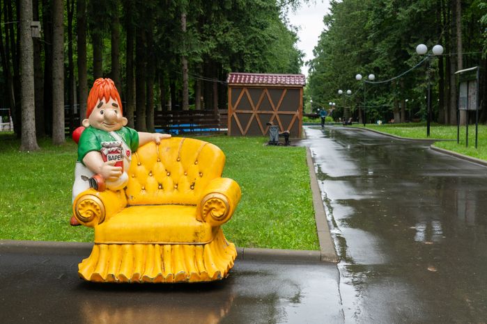 Сказочные фигуры героев мультфильмов в городском парке культуры и отдыха «Центральный» Волоколамска