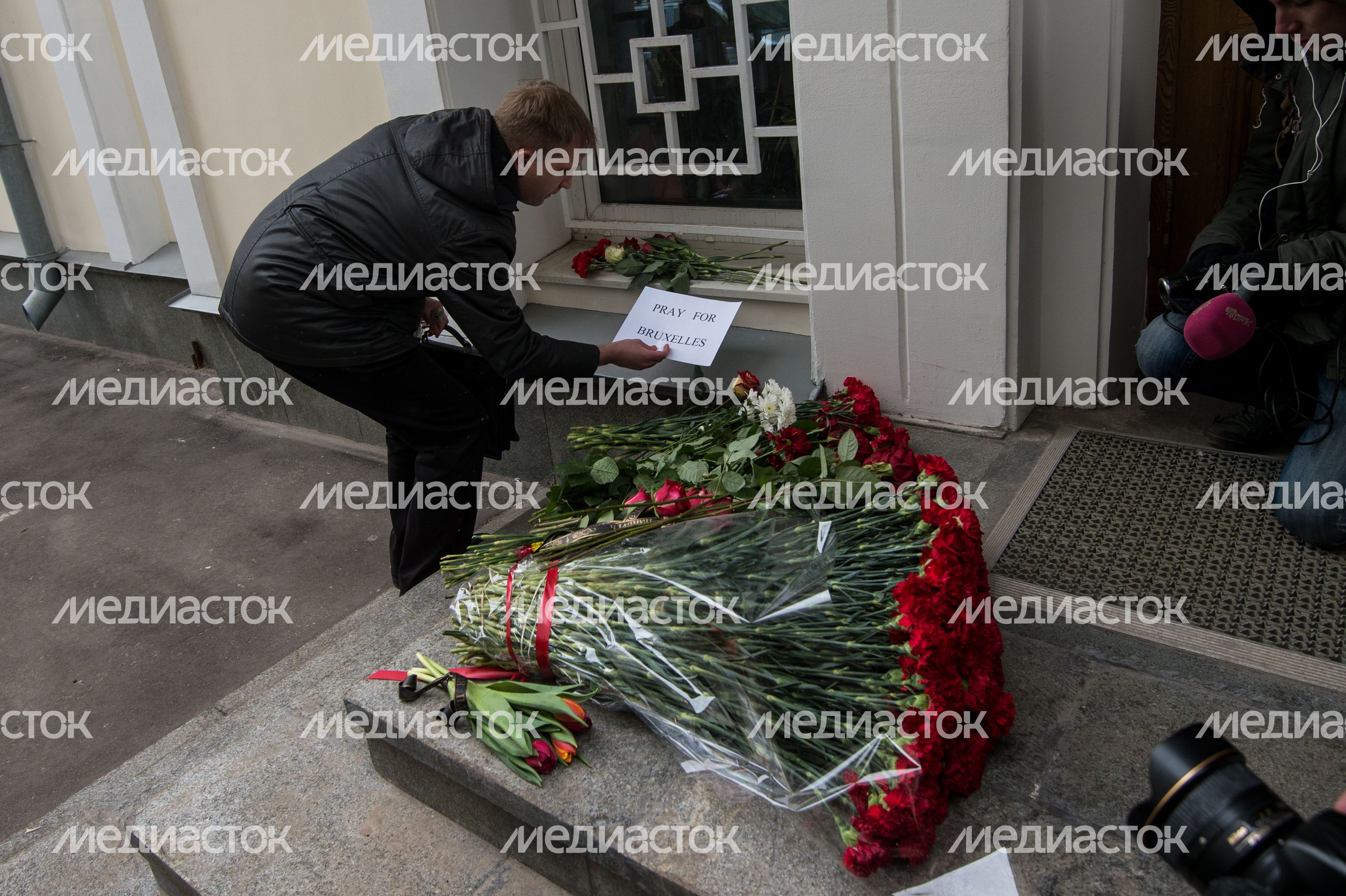 Москвичи несут цветы к посольству Бельгии
