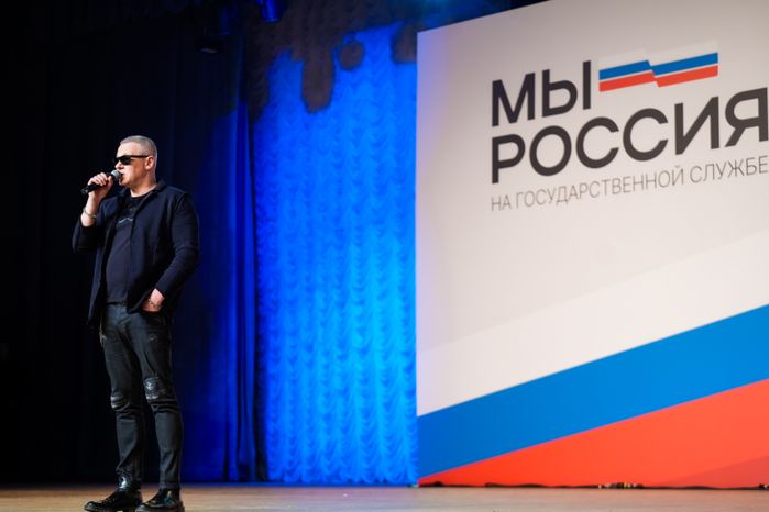 Михаил Рябов (группа "Мордор") выступает перед участниками форума