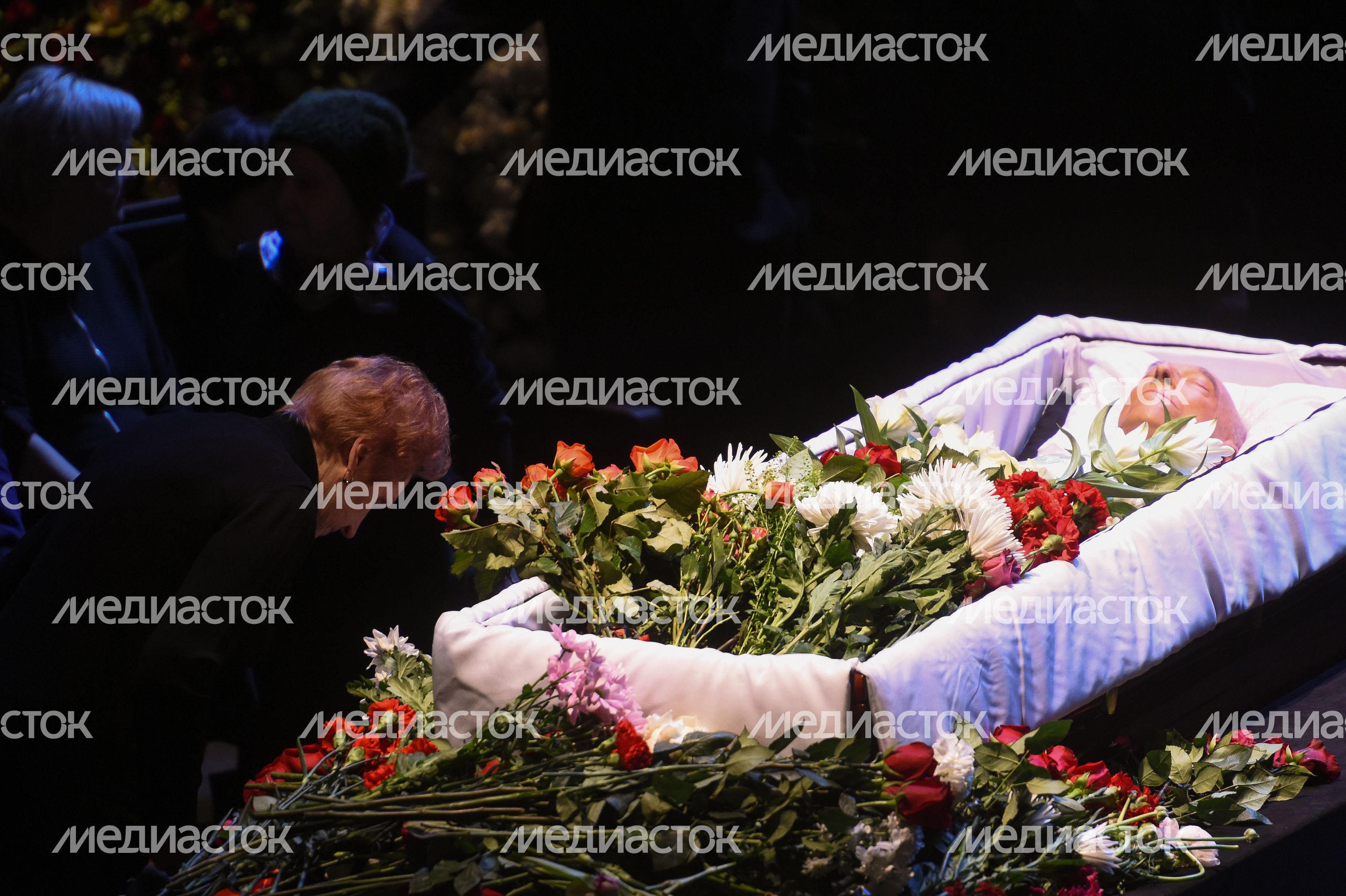 Церемония прощания с Владимиром Этушем в Москве