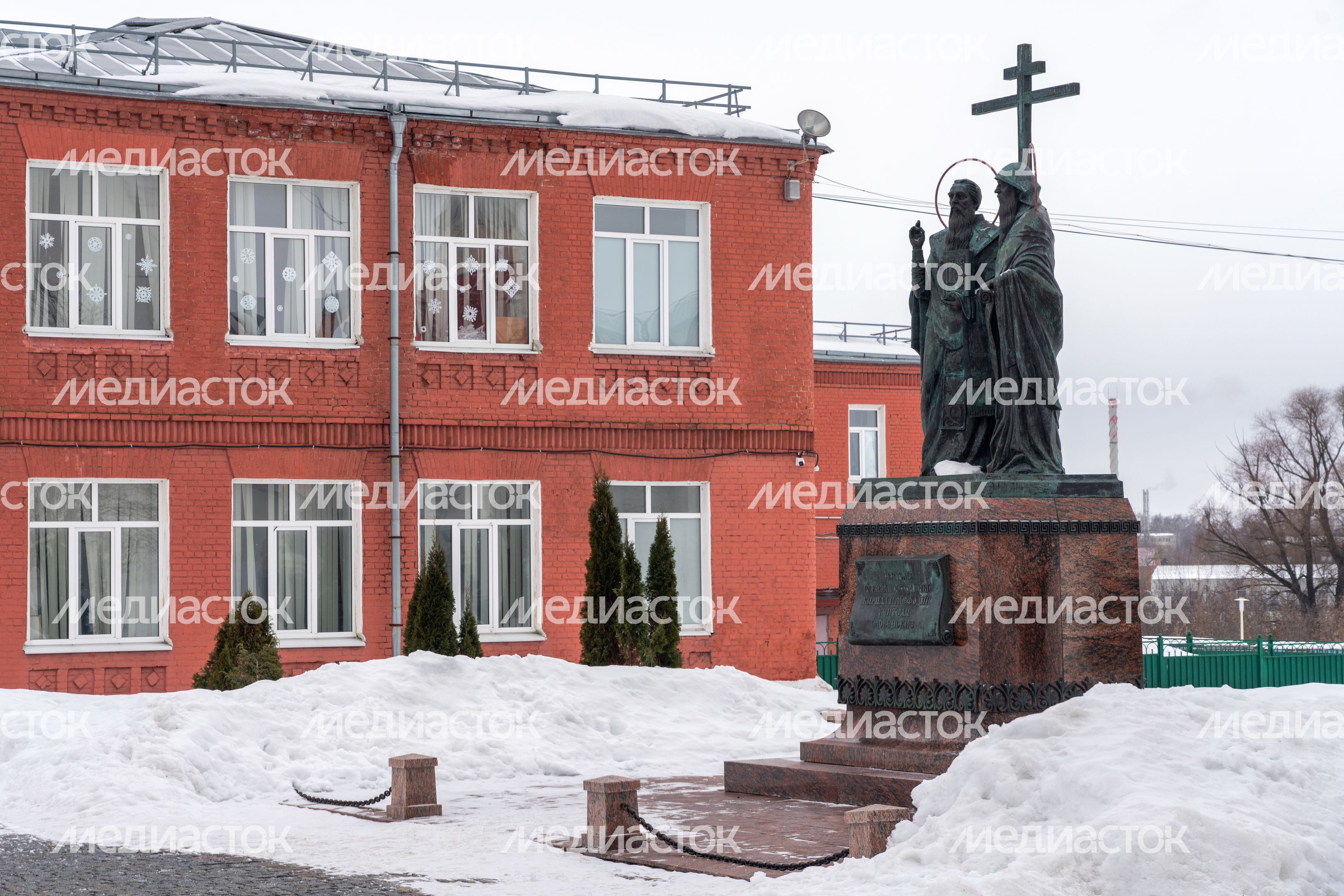 Памятник святым равноапостольным Кириллу и Мефодию в Коломне на Соборной площади Памятник святым равноапостольным Кириллу и Мефодию в Коломне на Соборной площади