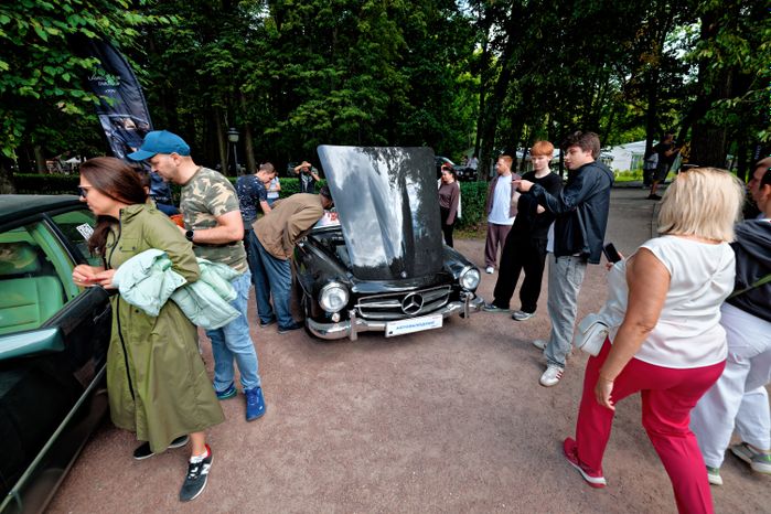 Ретроавтомобили и суперкары на автофестивале «Автовыходные в Архангельском» в округе Красногорск