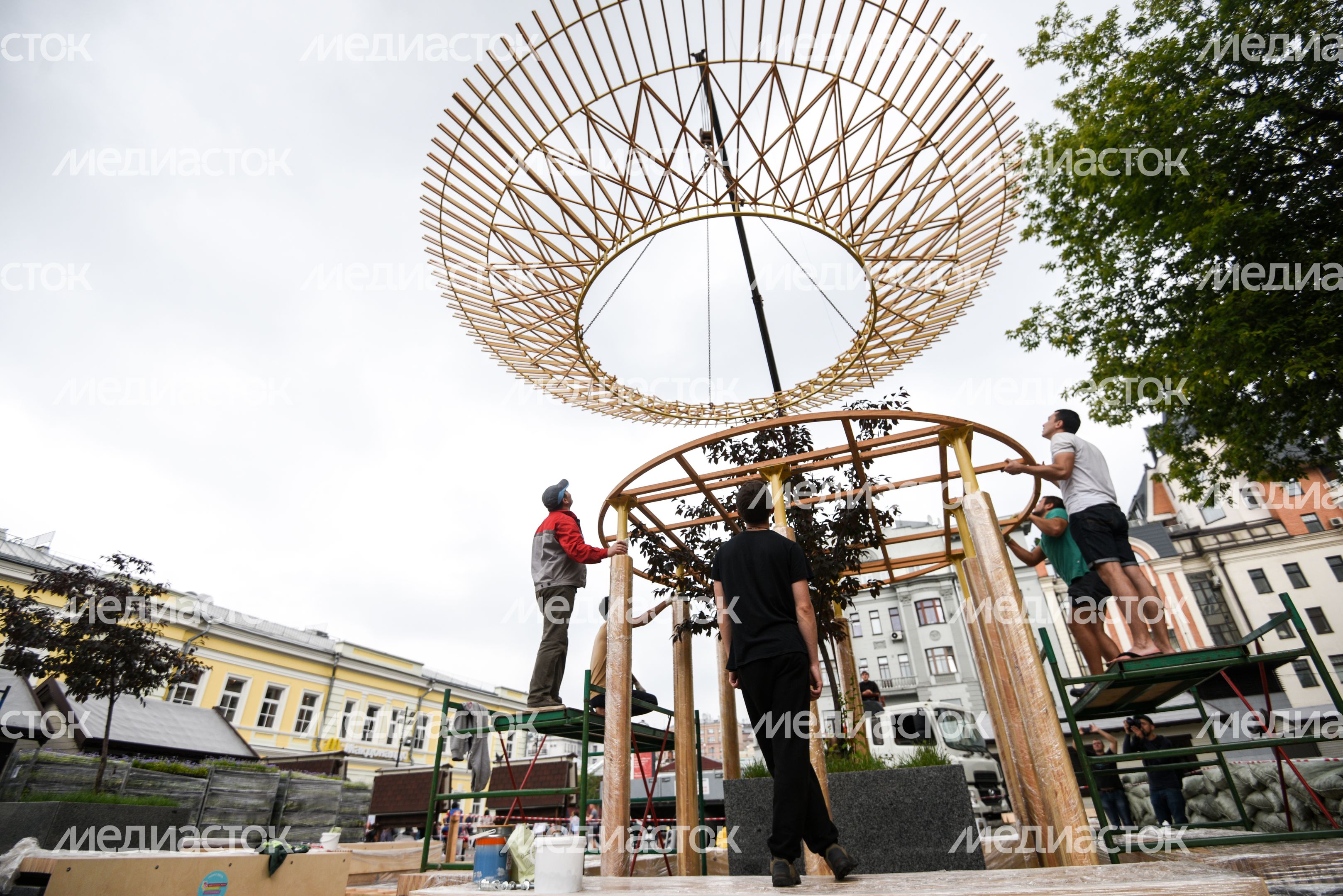 Подготовка площадок нового фестиваля Московское Лето Цветочный Джем
