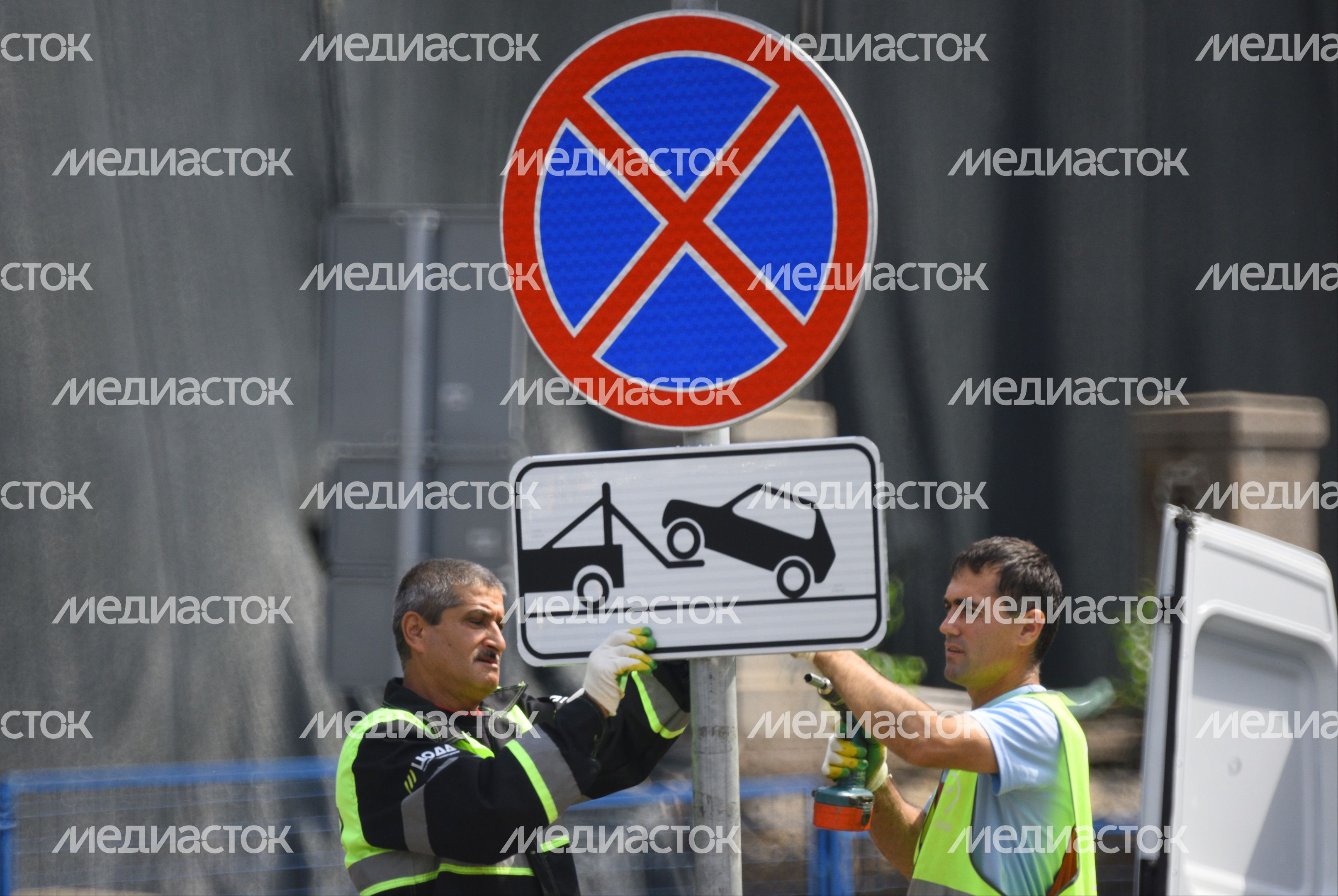 Установка дорожных знаков в Москве Установка дорожных знаков в Москве